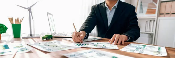 Unternehmer Planen Grüne Unternehmensstrategie Amt Mit Papierdokumenten Die Sich Auf — Stockfoto