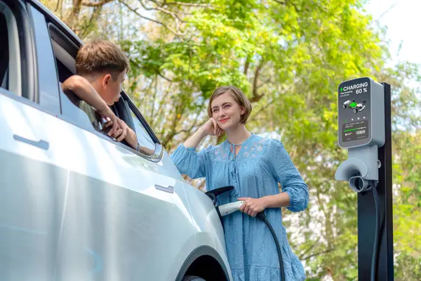 Rodinný Výlet Dovolená Elektrickým Vozidlem Matka Syn Dobít Auto Zelenou — Stock fotografie