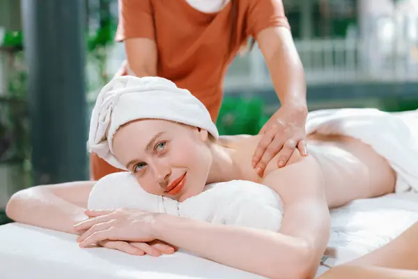 Coppia Bella Giovane Donna Sdraiata Letto Spa Bianco Durante Massaggio — Foto Stock