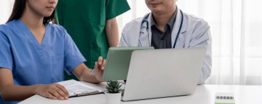 Hastane masasında birlikte çalışan ve tıbbi tedavi planlayan profesyonel tıbbi ekip. Takım çalışması başarılı hastalıklara ve hastalıklara yol açar. Panorama Katı