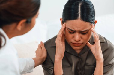 Ruh sağlığı için psikolog, depresyon ya da yaşam başarısızlığından sonra keder tedavisi gören üzgün bir kadın. Hayal kırıklığına uğramış genç bir kadın ofisteki duygular hakkında bir psikologla konuşuyor.