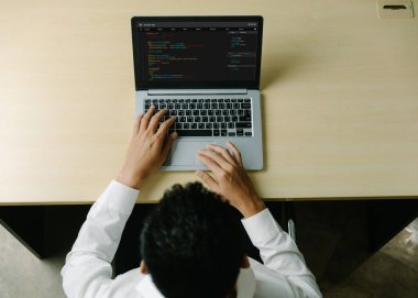 Model uygulama ve program kodlaması için bilgisayar ekranında yazılım geliştirme programlama