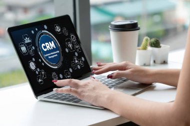 CRM işletme ve işletme için modern bilgisayarda müşteri ilişkileri yönetim sistemi