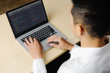 Model uygulama ve program kodlaması için bilgisayar ekranında yazılım geliştirme programlama
