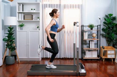 Evinde çalışan enerjik ve güçlü Asyalı kadın atletik yan bakış açısı. Formda fiziğin takibi ve ev çalışması ve eğitimle sağlıklı yaşam tarzına bağlılık. Kuvvetli