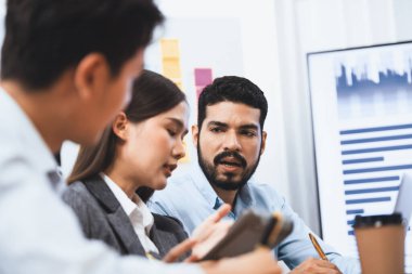 Profesyonel Asyalı çalışanlar, şirket ofisinde takım olarak çalışarak iş planları ve bilgisayarla başarılı olmak için verileri tartışırlar. Modern ofis çalışanı takım çalışması konsepti. Uyum
