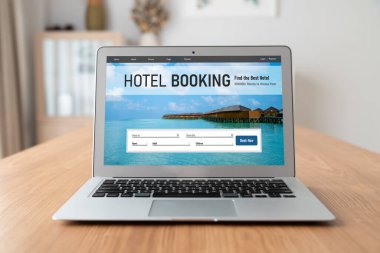 Çevrimiçi otel konaklama rezervasyon sitesi mod rezervasyon sistemi sağlar. Seyahat teknolojisi kavramı .
