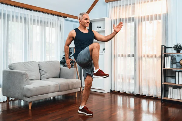 Atletisch Sportief Senior Man Maken Running Pose Thuis Gezonde Pasvorm — Stockfoto