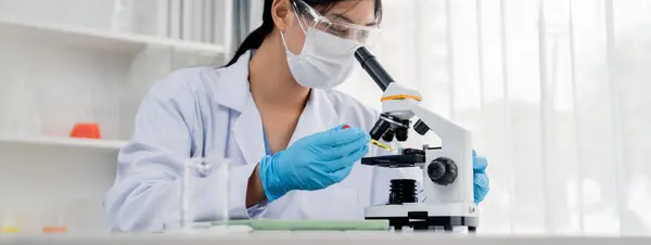 Laboratoriumonderzoeker Ontwikkelt Nieuwe Medicijnen Genezing Met Behulp Van Microscoop Technologische — Stockfoto