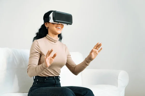 Giovane Donna Che Utilizza Realtà Virtuale Occhiali Casa Esperienza Shopping — Foto Stock
