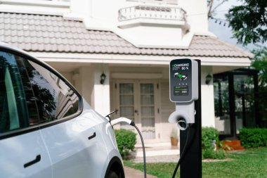 Elektrikli taşıt teknolojisi konut alanı ya da EV akü şarjı için ev şarj istasyonu olarak kullanılır. Gelecekteki çevre için temiz ve sürdürülebilir enerji ile çevre dostu ulaşım. Eşzamanlama