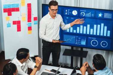 Ofiste sunum ya da analist ekibiyle toplantı odasında mali verileri analiz etmek için BI Fintech 'i kullanmak. İş adamları stratejik planlama için TV ekranında BI gösterge panelini inceliyor.