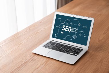 Model e-ticaret için SEO arama motoru optimizasyonu ve bilgisayar ekranında gösterilen çevrimiçi perakende işi