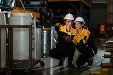 İki fabrika işçisi veya mühendis, kimya fabrikası, kimya fabrikası işyeri ve endüstriyel meslek konseptinde makine veya prosedür üzerinde profesyonel teftiş yürütüyor. Örnek gösteriliyor
