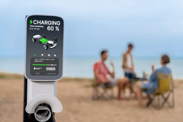 可供选择的家庭度假旅行带着电动汽车充电电池从电动汽车充电站经过海滩 带着模糊的家庭享受海景背景 永远不变 — 图库照片