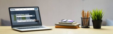 Çevrimiçi otel konaklama rezervasyon sitesi mod rezervasyon sistemi sağlar. Seyahat teknolojisi kavramı .