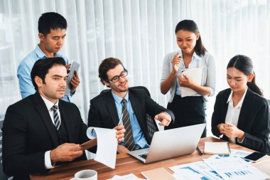 Modern ofis ortamında çalışan çeşitli etnik gruplardan çeşitli iş adamları. Üretken ve çok ırklı ofis çalışanları stratejik ticari pazarlama konusunda tartışmaya giriştiler. Çok titiz.