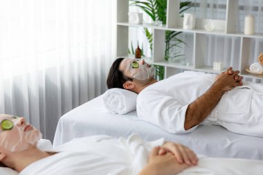 Kaplıca salonunun sakin atmosferi, birkaç müşteri lüks salatalık yüz maskesi takarak kendini yenilemeye çalışıyor. Yüz bakımı tedavisi ve güzellik konsepti. Sessiz.