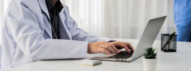 Hastane masasında birlikte çalışan ve tıbbi tedavi planlayan profesyonel tıbbi ekip. Takım çalışması başarılı hastalıklara ve hastalıklara yol açar. Panorama Katı