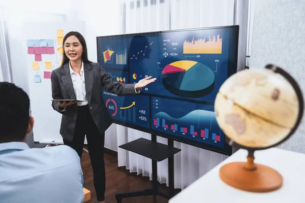 現代の会議でテレビ画面上のデータ分析ダッシュボードを提示若いアジアの実業家 会議室でビジネスの人々のグループとのビジネスプレゼンテーション 契約書 — ストック写真