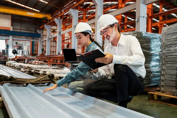 Metalwork Manufacturing Factory Manager Inspect Newly Manufactured Metal Steel Sheets — Stock Photo, Image