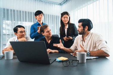 Bir grup farklı ofis çalışanı şirket ofis odasında stratejik iş pazarlama planlamasında birlikte çalışıyor. İş yeri konseptinde pozitif takım çalışması. Tedbirli