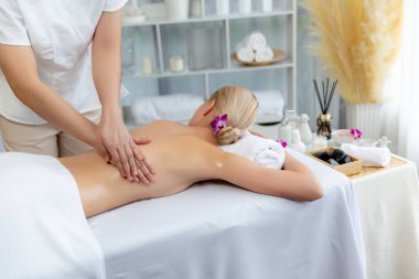 Kafkasyalı kadın müşteri stres önleyici spa masajının keyfini çıkarıyor ve lüks otel ya da oteldeki gündüz açık ortam güzellik salonunda güzellik teniyle eğleniyor. Sessiz.
