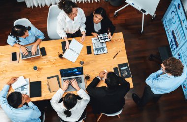 Toplantı masasındaki finansal veri raporlarını analiz eden çeşitli iş analist gruplarının geniş görüşü. İş zekası analizine göre çizelge ve grafik paneli. Çok titiz.