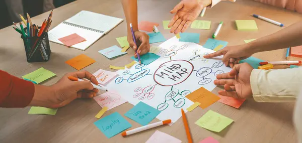 Grupo Startups Profesionales Comparte Idea Marketing Creativo Utilizando Mapa Mental — Foto de Stock