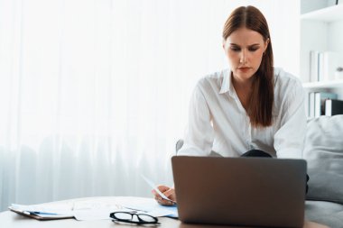 Stresli genç kadının kredi kartı borçlarıyla ilgili maddi sorunları var. Kötü kişisel para ve ipotek yönetimi krizi kavramını en üst düzeyde göstermesi gerekiyor..