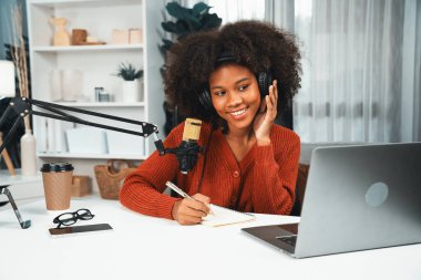 Güzel Afrikalı kadın sunucu kanalı çevrimiçi yayın yoluyla konuşuyor pazarlama öğretiyor, dinleyicileri canlı ya da çevrimiçi. İş yerindeki herhangi bir yer kavramı. Tatlandırıcı.