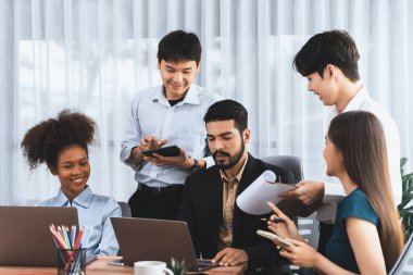 Mutlu iş adamları birlikte çalışır, şirket ofisinde tartışırlar. Profesyonel ve çeşitlilik takım çalışması iş planını bilgisayarda tartışır. Modern çok kültürlü ofis çalışanı. Uyum