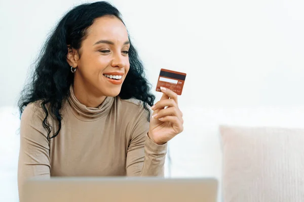 年轻快乐的女性在家中网上购物 同时在网上商店平台上通过信用卡在线支付系统从网上订购商品 — 图库照片