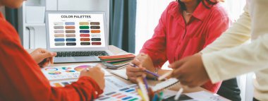 Yaratıcılık grafik tasarım ekibinin bir portresi, modern ofiste dizüstü bilgisayarla ekipman ve tasarım araçları kullanarak proje için uygun rengi seçer. - Yakın çekim. Değiştirilmiş.
