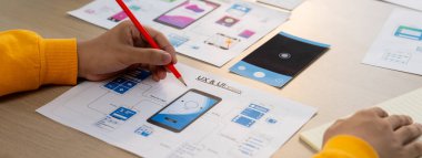 Mobil uygulama ya da web sitesi için kullanıcı arayüzü prototipi planlayan yeni başlayan şirket çalışanlarının panorama pankartı. UX UI tasarımcı beyin fırtınası kullanıcı dostu arayüz planı. Sinerjik
