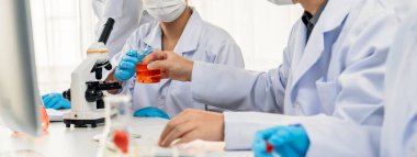 Laboratuvar araştırma ekibi, bilimsel uzmanlık ve laboratuvar ekipmanları ile sağlık hizmetlerini ilerletiyor, yeni ilaçlar araştırıyor ve laboratuvarda tedavi geliştiriyor. Panorama Katı