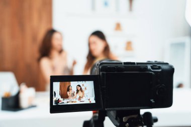 Asyalı Kadın Etkilenen Vlog 'ta canlı yayın yapan videolar sosyal medya ya da blog' un çoğunu oluşturuyor. Kozmetik stüdyosu ışıklandırmalı mutlu genç kız çevrimiçi pazarlama oturumu yayını için.