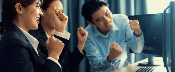 Happy Successful Business People Celebrate While Look Increasing Stock Market — Stock Photo, Image