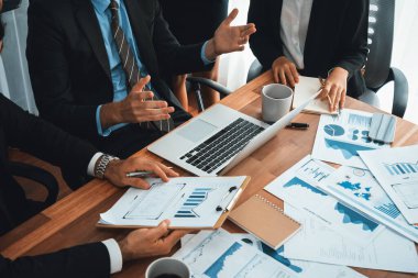 Ofis masasındaki finansal veri raporlarını analiz eden çeşitli bir grup iş analisti. Stratejik pazarlama planlaması için iş istihbarat analizine göre grafikler ve grafikler.