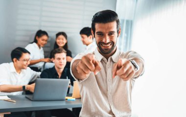 Ofiste çalışan iş arkadaşı ve iş adamlarının geçmişine sahip özgüven ve mutlu gülümseyen iş adamı portresi. Ofis çalışanı takım çalışması ve pozitif iş yeri konsepti. Tedbirli