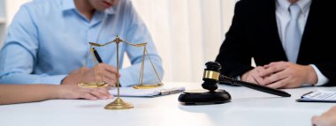 Arabuluculuk yapan avukat, iki taraf arasındaki iş anlaşmazlığını hukuk bürosundaki pazarlıkla çözmek için uzlaşmayı bozdu. Yasal arabuluculuk ve çatışma çözme servisi. Panorama Katı