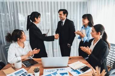 Bir grup iş adamı başarılı bir iş anlaşması toplantısı yaptıktan sonra el sıkıştı. Çeşitli yarış bürosu çalışanları şirket ofisinde pazarlama planlamasında ilerleme kaydettikten sonra kutlama yapıyorlar. Çok titiz.