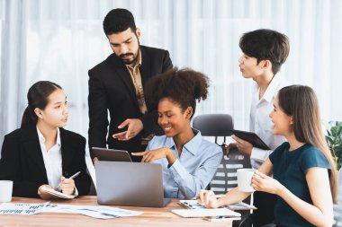 Çok ırklı analist ekibi toplantı masasındaki mali raporu analiz etmek için BI gösterge tablosunu kullanıyor. Çeşitli iş adamlarından oluşan bir grup, FIntech 'in veri analizini başarılı iş pazarlaması için kullanır. Uyum