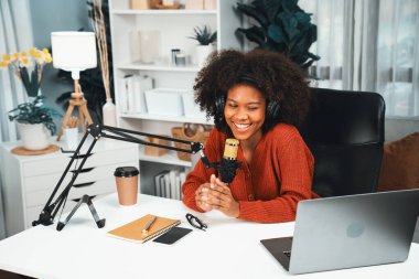 Güzel Afrikalı kadın sunucu kanalı çevrimiçi yayın yoluyla konuşuyor pazarlama öğretiyor, dinleyicileri canlı ya da çevrimiçi. İş yerindeki herhangi bir yer kavramı. Tatlandırıcı.