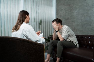 Stresli ve depresif bir hasta zihinsel hastalığı ve depresyonu olan psikiyatristten terapi sırasında yardım istiyor. Akıl sağlığı ve tıbbi bakım konsepti. Açılıyor