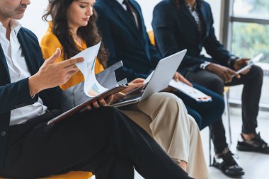 Çeşitlilik adayları iş görüşmesini bekliyor. Entelektüel. Belgelerini ve kendilerini sunum için hazırlarken sandalyeye oturan mülakatçıların düşük kesimi. Entelektüel.