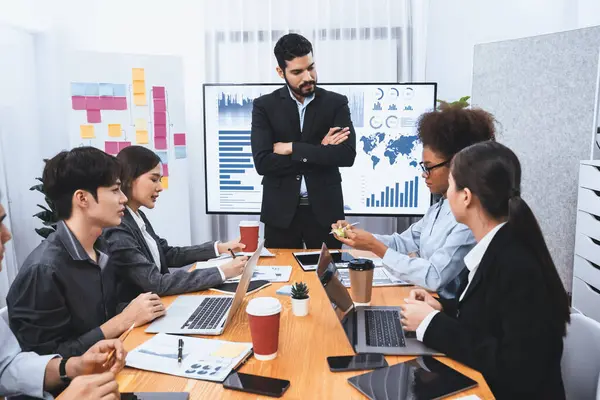 Businessman Presenting Data Analysis Dashboard Display Screen Modern Meeting Marketing — Stock Photo, Image