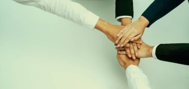 Analist ekip, başarılı iş stratejisi ve pazarlama planından sonra el ele verdi. Takım çalışması arkadaşları ve birlik işbirliği el ele vererek ofiste. Panoramik çekim. hatiplik