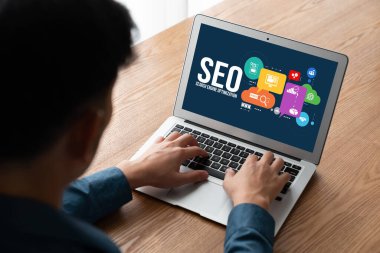 Model e-ticaret için SEO arama motoru optimizasyonu ve bilgisayar ekranında gösterilen çevrimiçi perakende işi