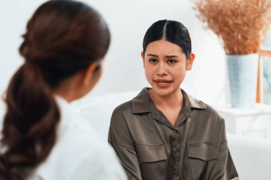 Ruh sağlığı için psikolog, depresyon ya da yaşam başarısızlığından sonra keder tedavisi gören üzgün bir kadın. Hayal kırıklığına uğramış genç bir kadın ofisteki duygular hakkında bir psikologla konuşuyor.